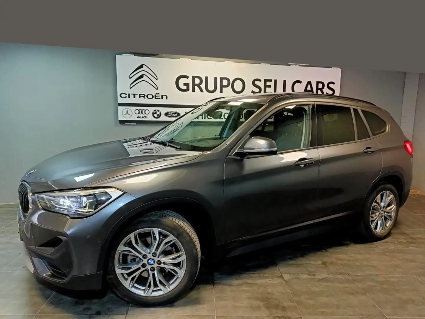 BMW X1 sDrive 18iA Grijs - 2