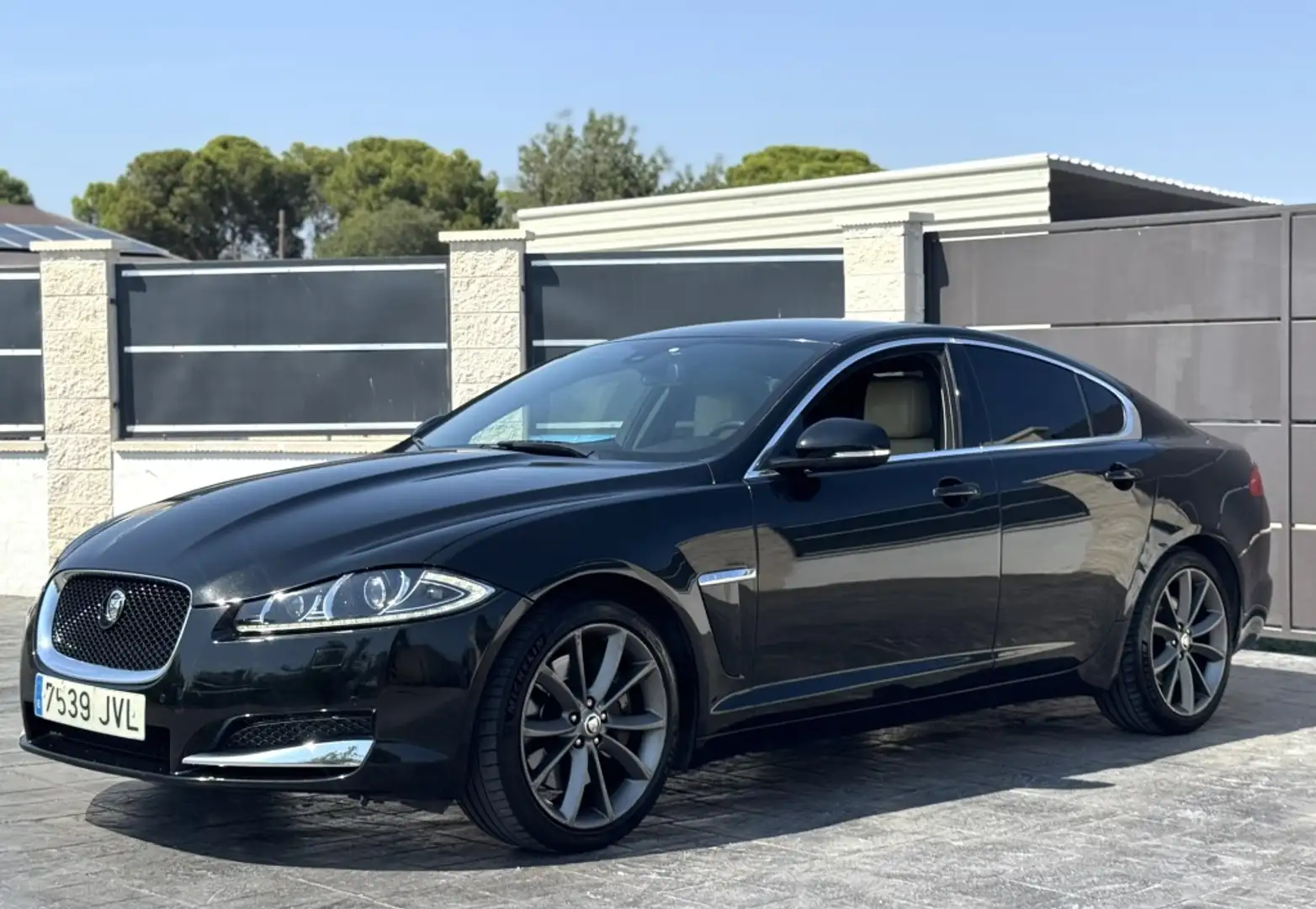 Jaguar XF 3.0 Diesel S Premium Luxury 275 Aut. Zwart - 2