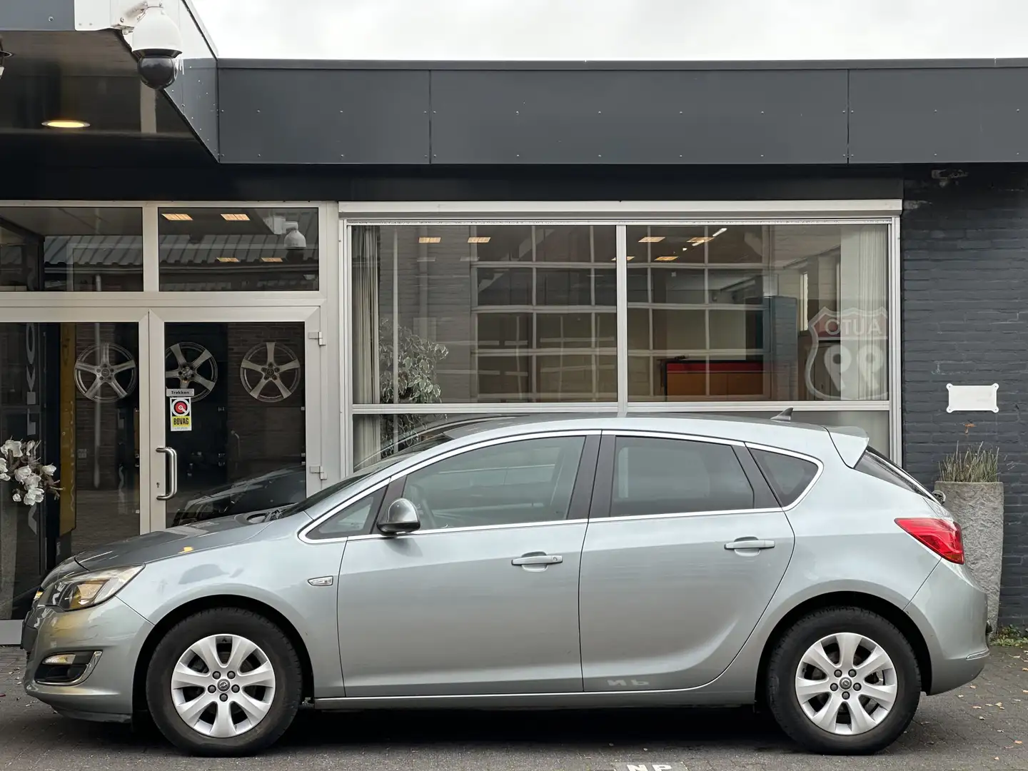 Opel Astra 1.4 Turbo Business + CRUISE/ AIRCO / TREKHAAK / NA Grau - 2