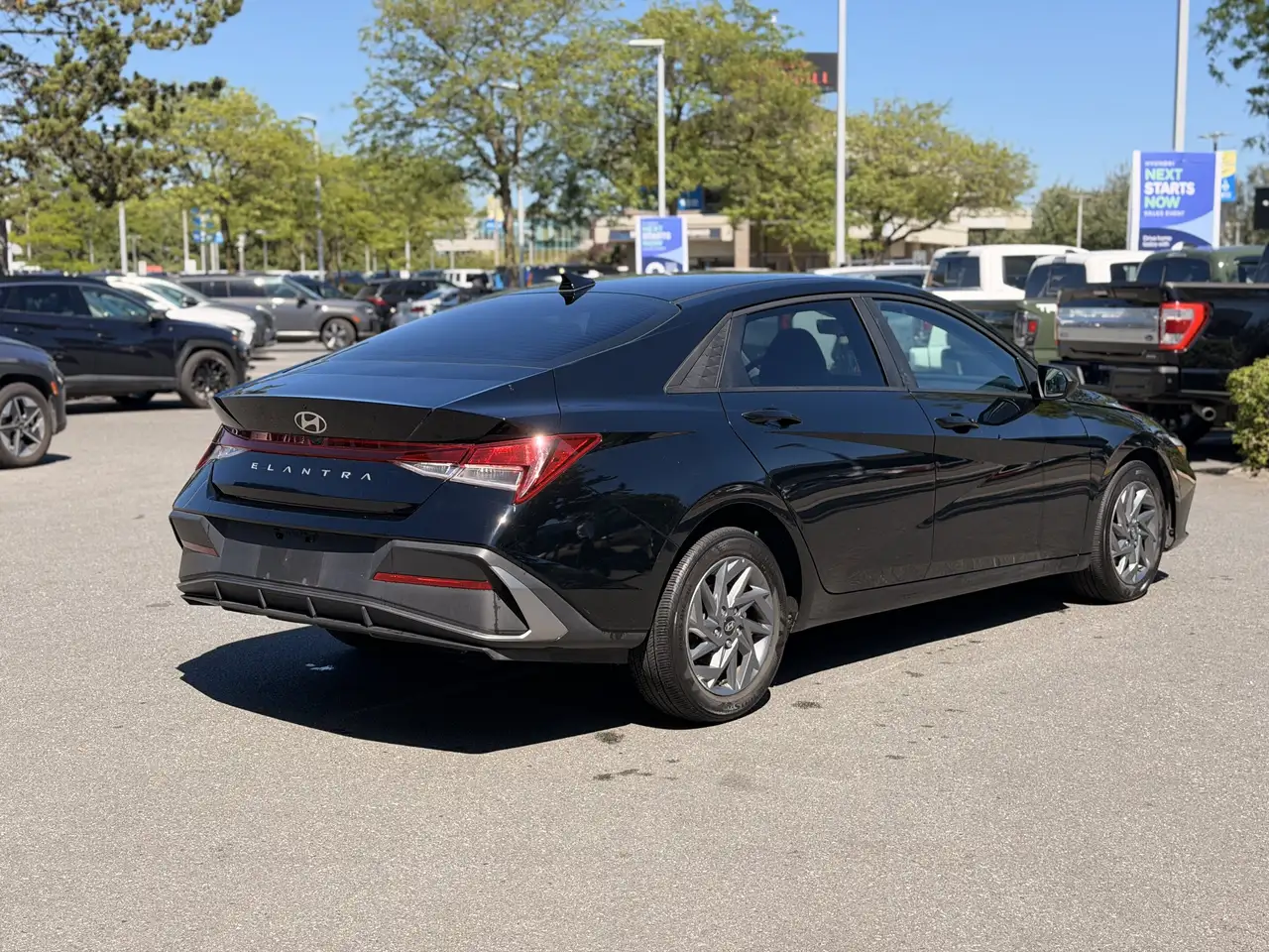 Hyundai ELANTRA photo Hyundai ELANTRA