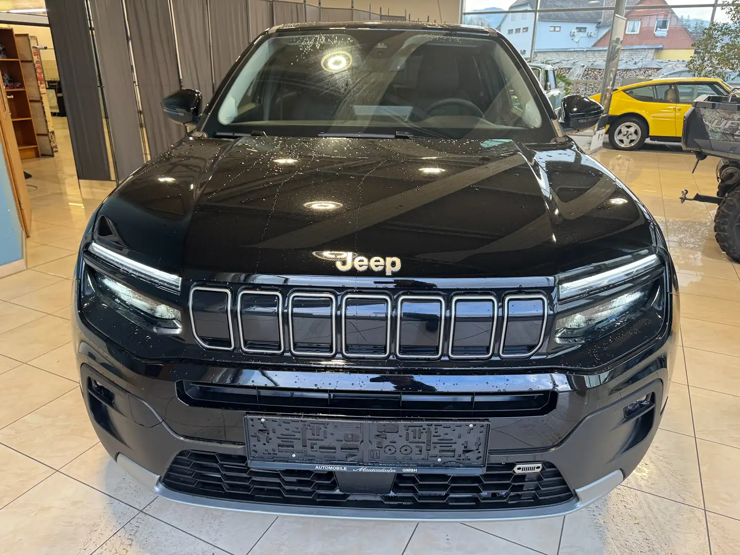 Jeep Avenger 1.2 e-Hybrid Altitude e-DCT6 Schwarz - 1