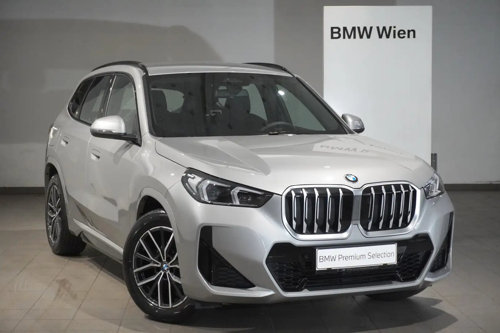BMW X1 sDrive18i Silber - 1