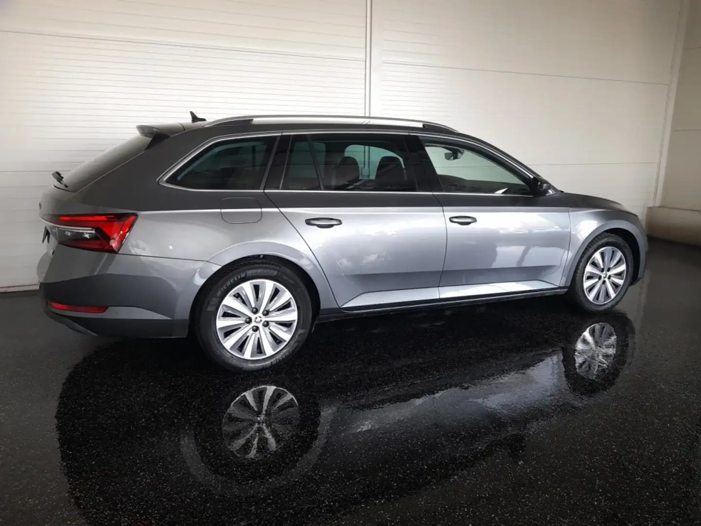 Skoda Superb Kombi STYLE PHEV 156/218 DSG *MATRIX LED / NAVI / VIRTUELL / KAMERA / DCC / E-SITZE & MEMORY / SHZG v+h* Grau - 2