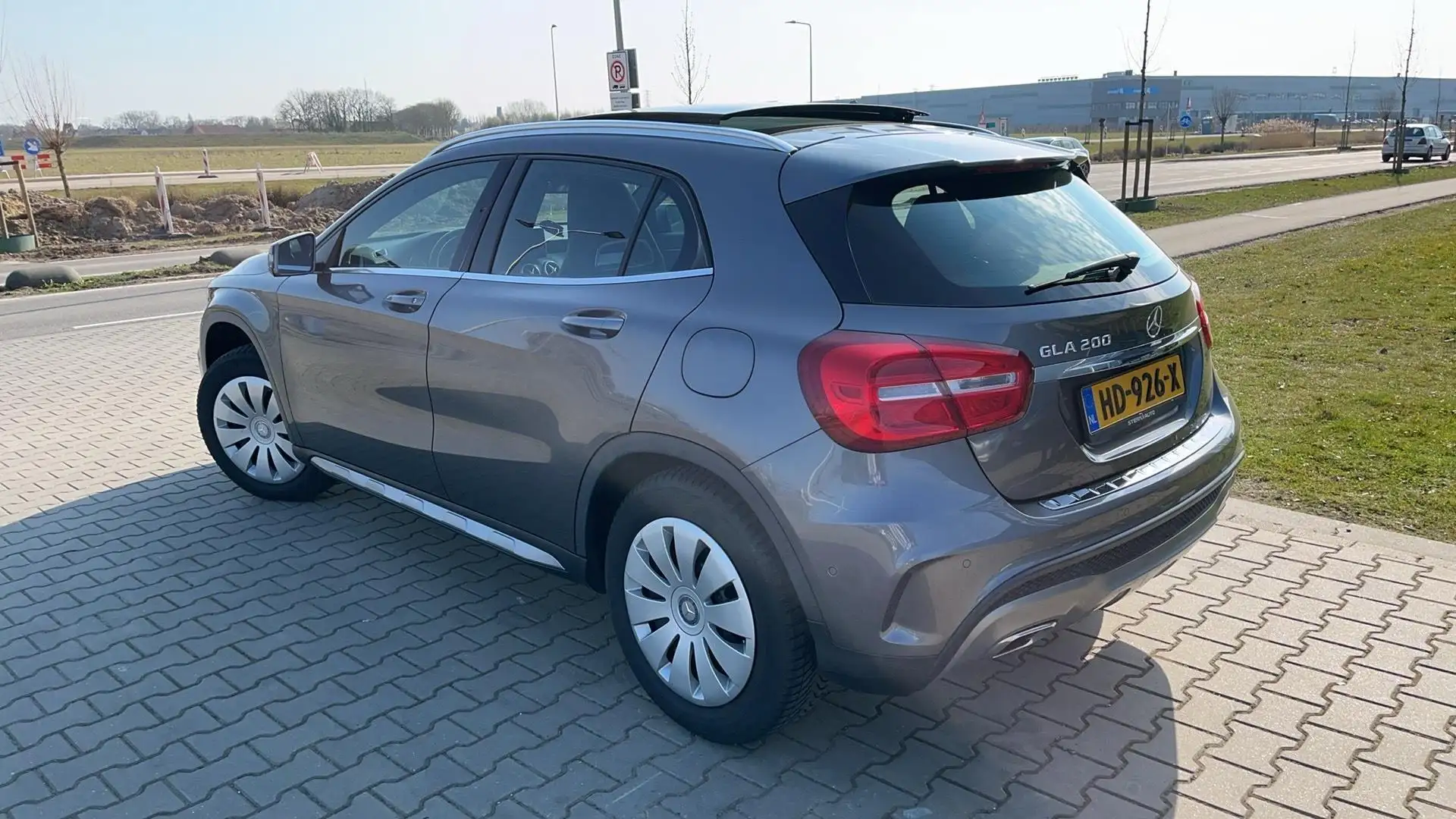 Mercedes-Benz GLA 200 Ambition | Automaat | Afneembare Trekhaak | Panora Grijs - 2