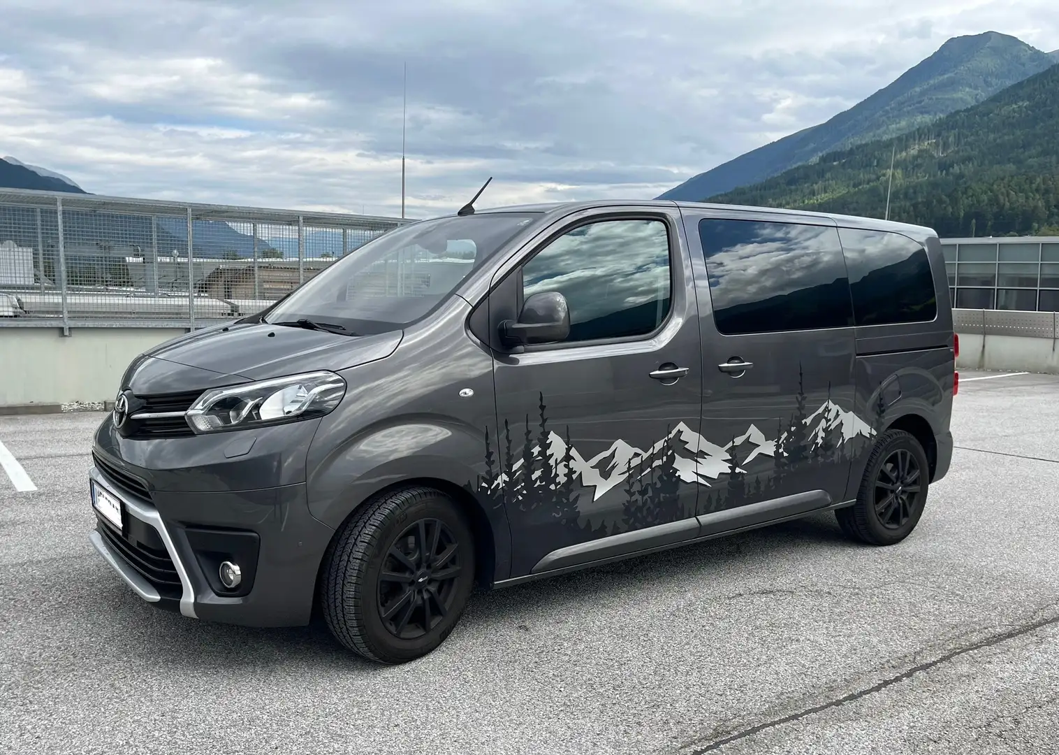 Toyota Proace Verso 2,0 D-4D 145 L1 Medium Family Šedá - 1
