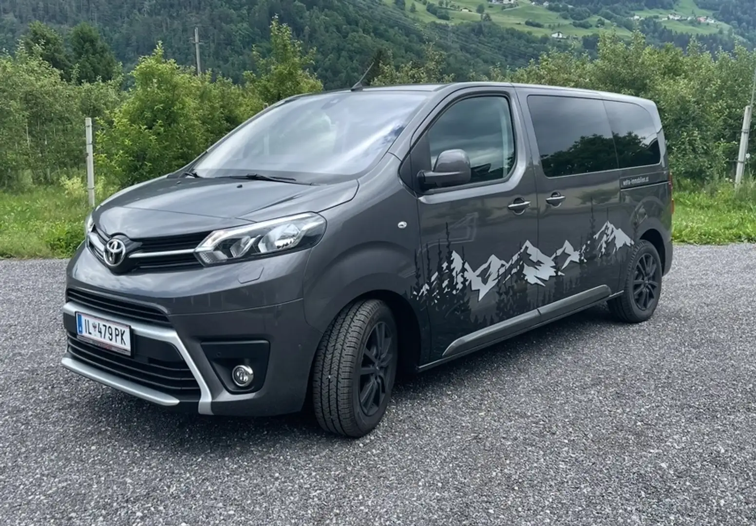 Toyota Proace Pro Ace 2,0 D-4D 145 L1 Medium Family Grau - 1