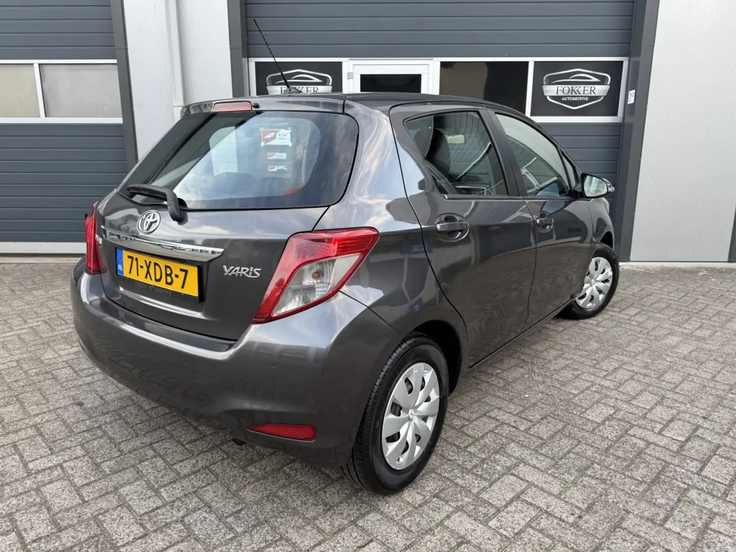 Toyota Yaris 1.0 VVT-i Aspiration 1e eigenaar NAP Airco Achteru Gris - 2