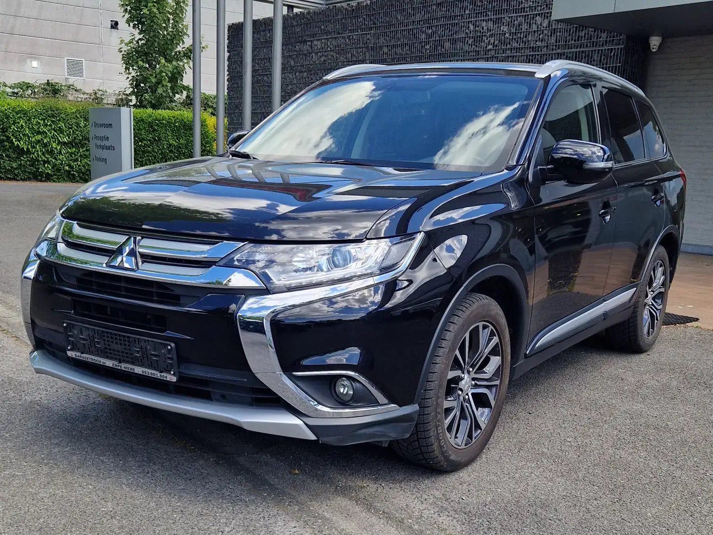 Mitsubishi Outlander 2.0i 2WD Intense  beetje schade ONLY PROFESSIONAL Negro - 1