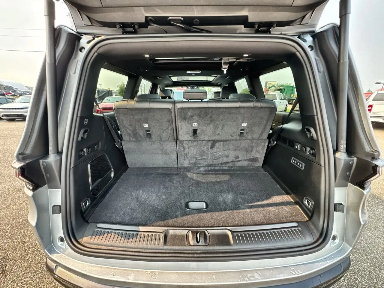 Jeep Grand Wagoneer photo Jeep Grand Wagoneer