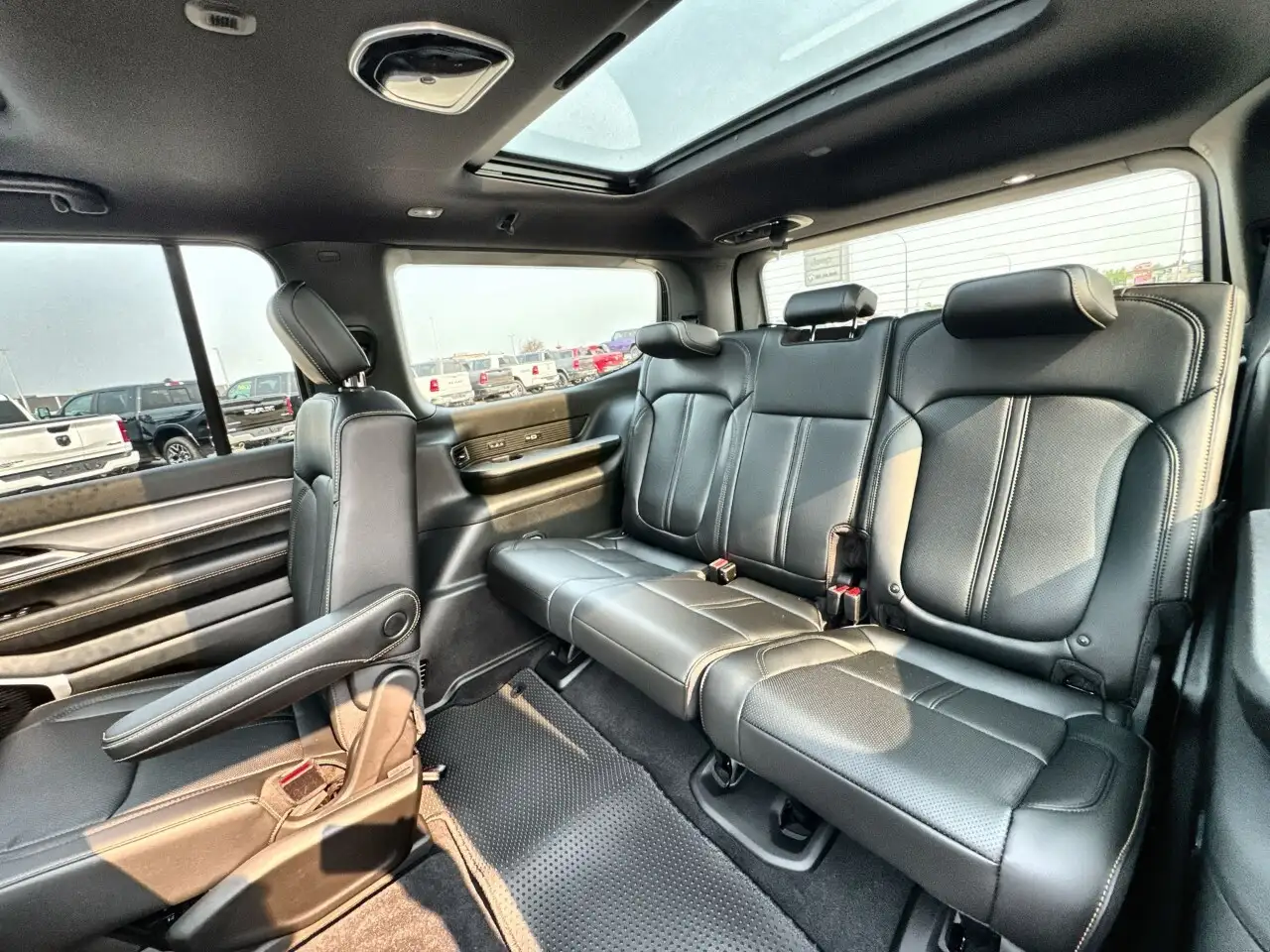 Jeep Grand Wagoneer photo Jeep Grand Wagoneer