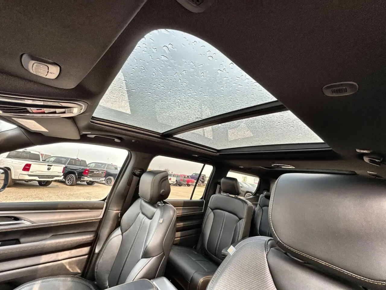Jeep Grand Wagoneer photo Jeep Grand Wagoneer