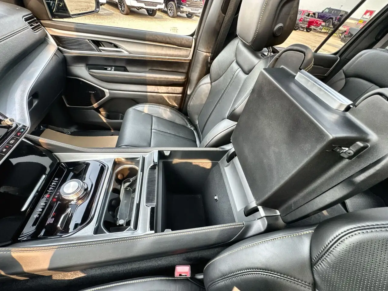Jeep Grand Wagoneer photo Jeep Grand Wagoneer