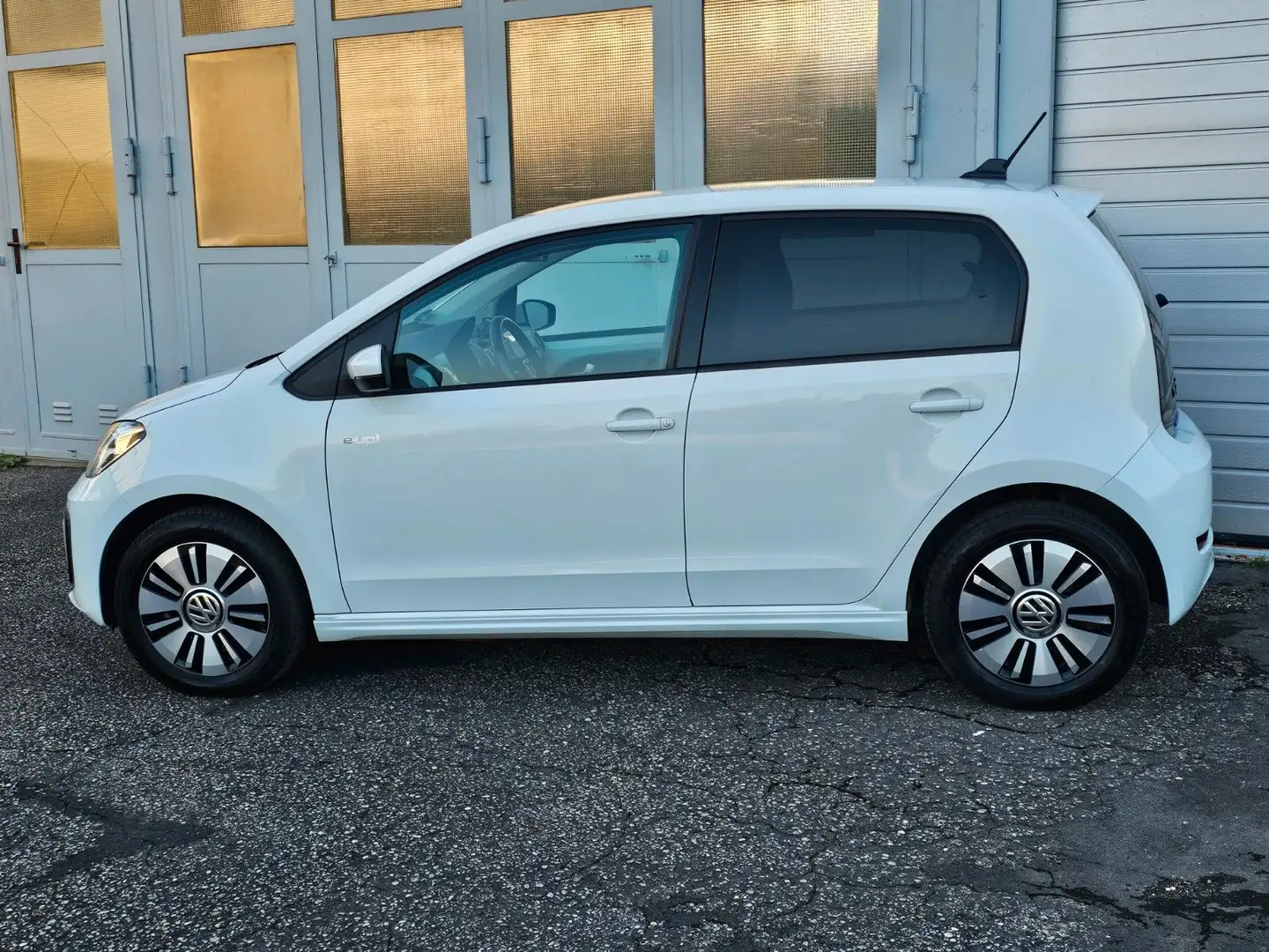 Volkswagen up! e-up! 1.HAND TÜV NEU FACELIFT NETTO 10000€ Weiß - 2