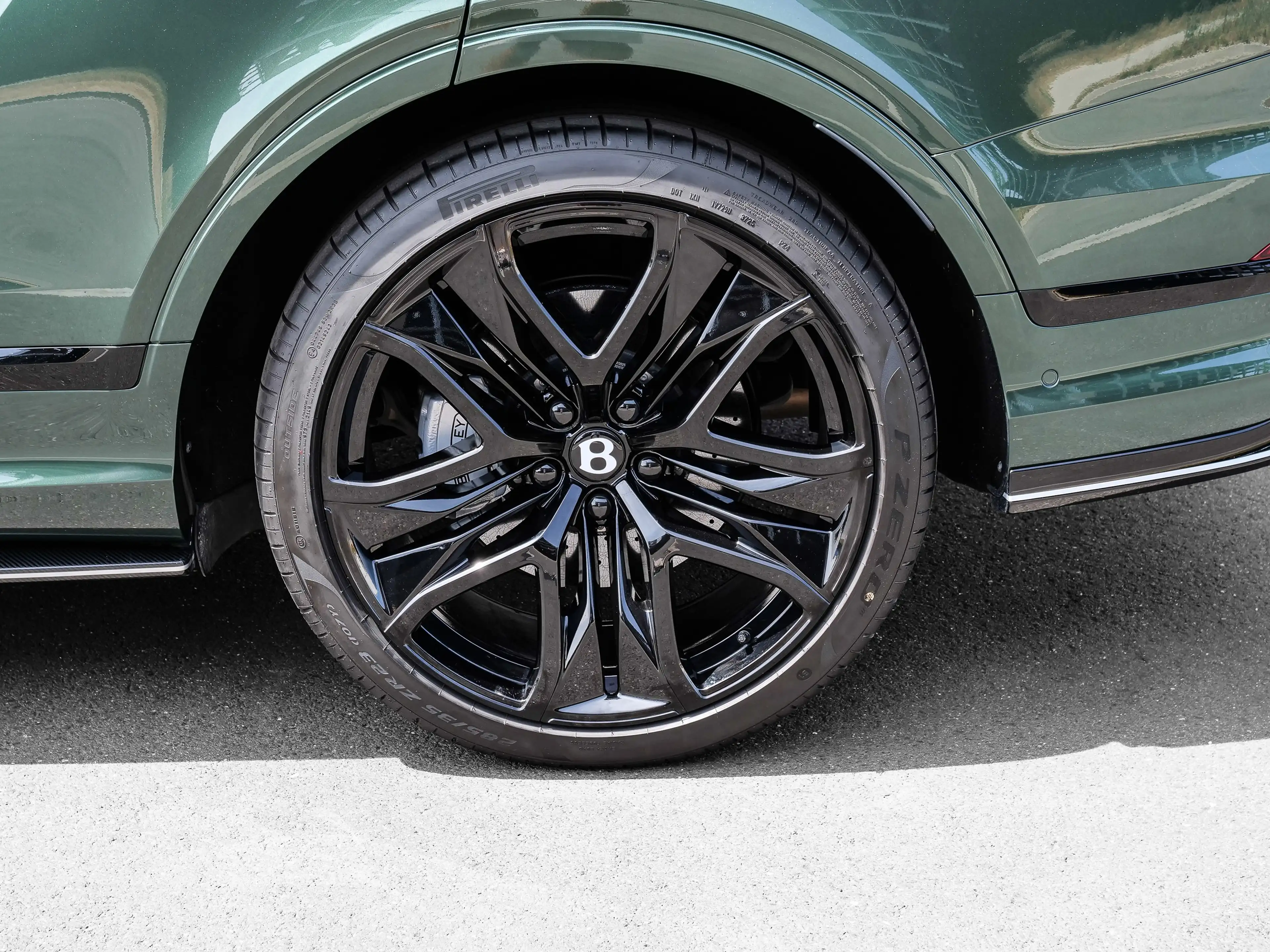 Bentley Bentayga Speed Light Emerald, Leather, Carbon — photo 9