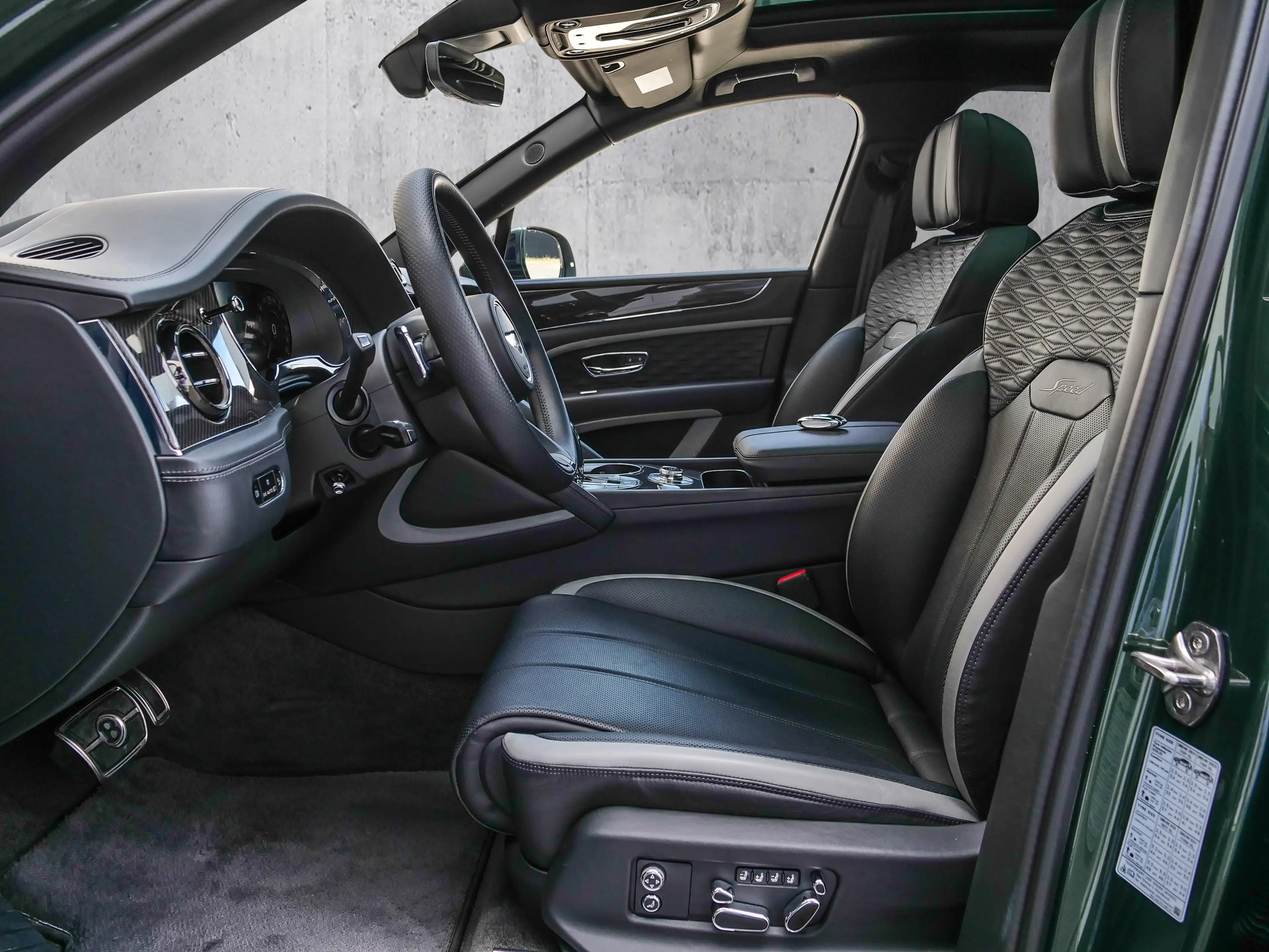 Bentley Bentayga Speed Light Emerald, Leather, Carbon — photo 8