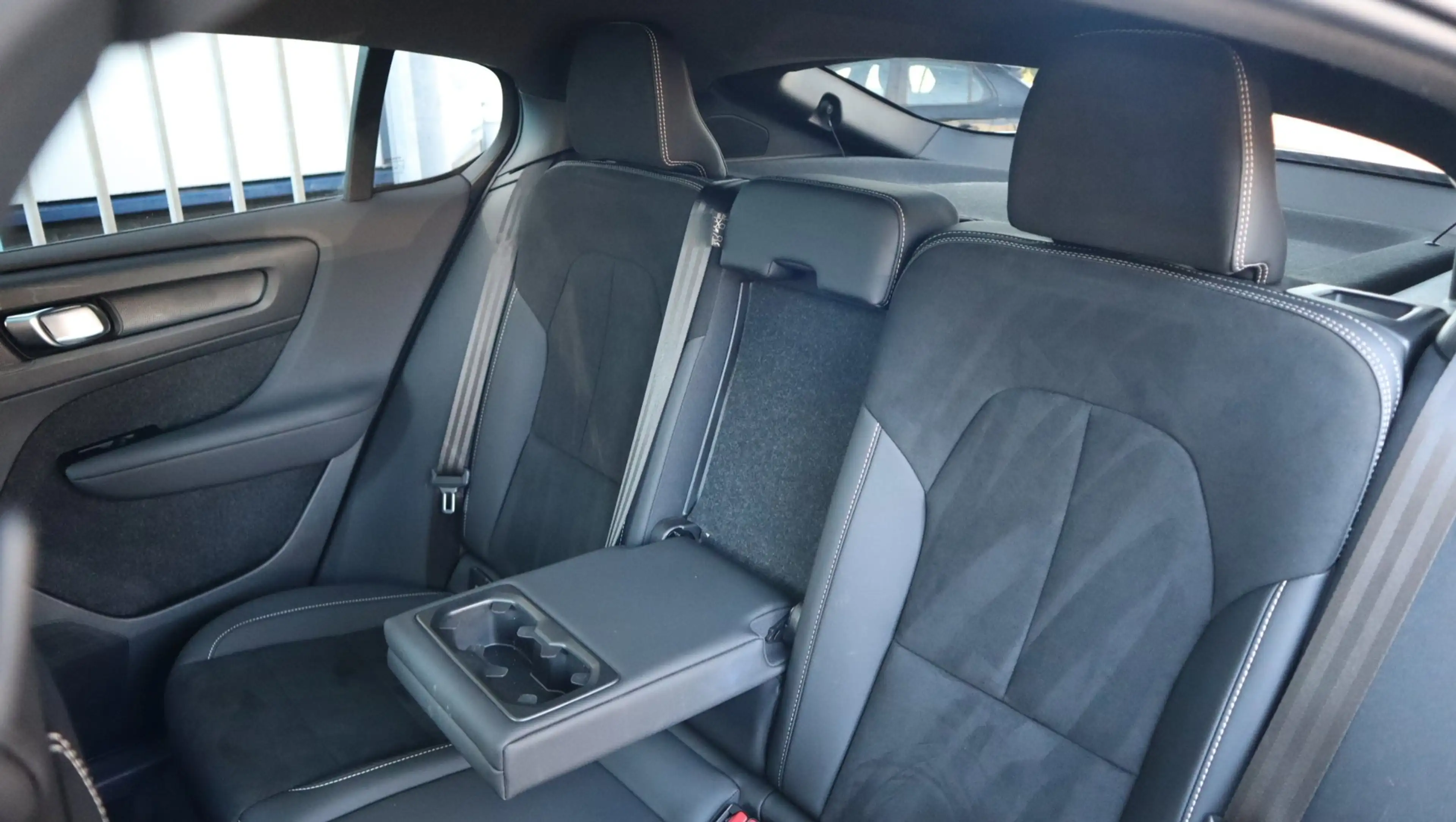 Volvo C40 Recharge Twin Intro Edition 78 kWh SOH92% Pano LED — photo 11