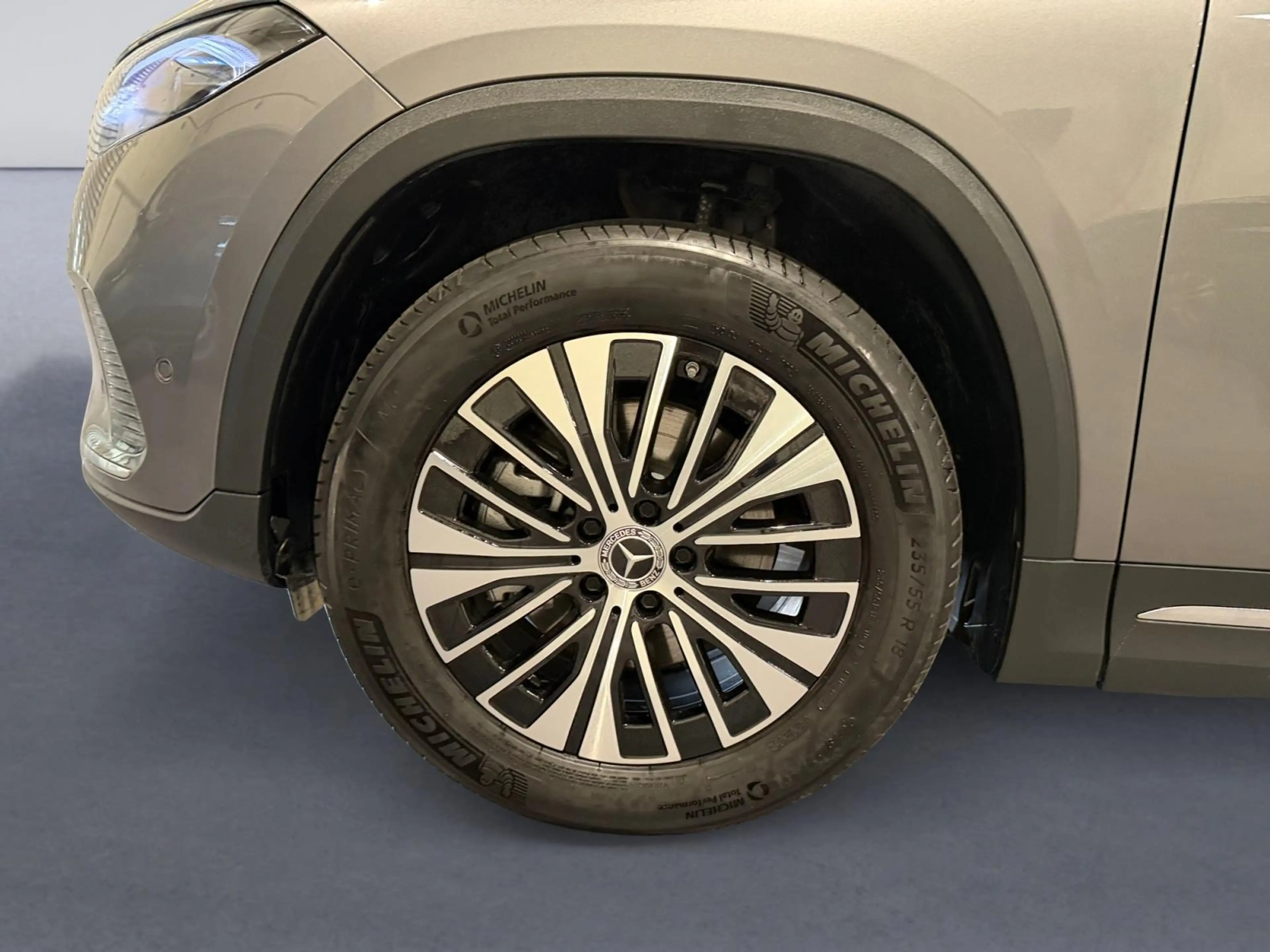 Mercedes-Benz EQA 250 250+ AMG Line — photo 9