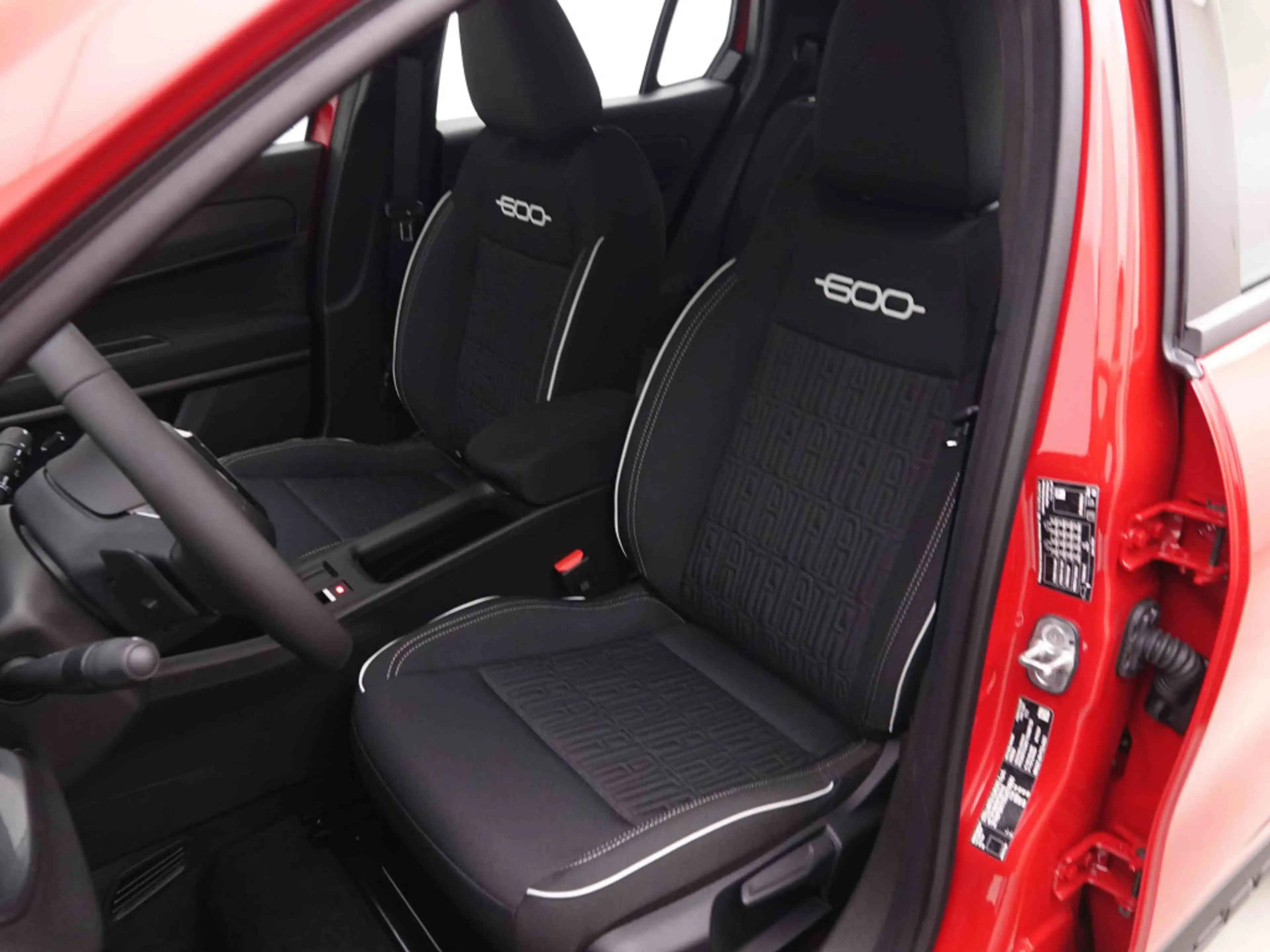 Fiat 600 1.2T Hybrid DCT Lounge | GPS | Keyless | Cam | Winter Pack — photo 7