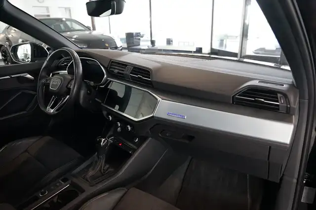 Audi Q3 view 13