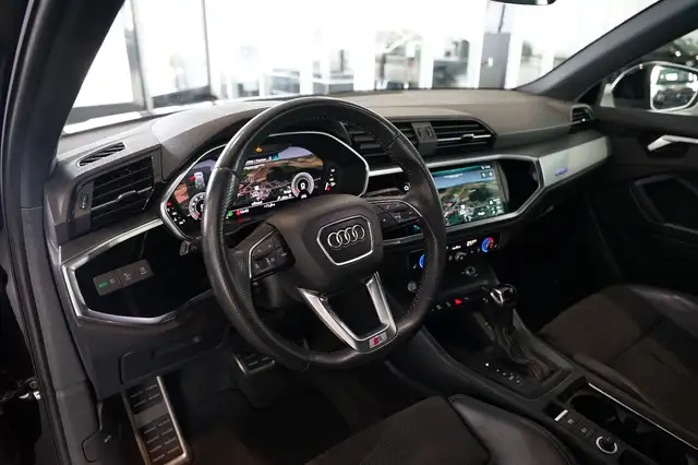 Audi Q3 view 12