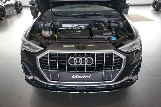 Audi Q3 view 4