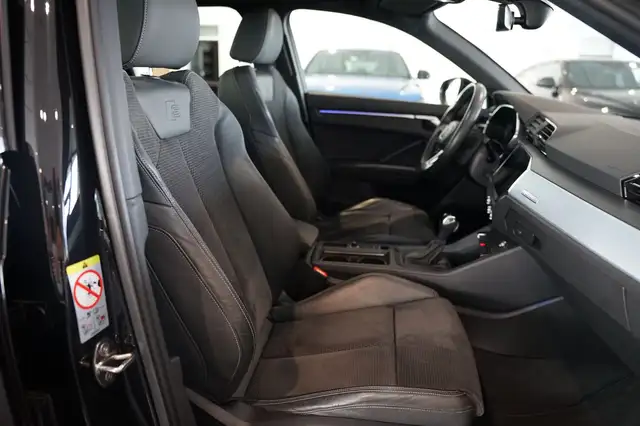 Audi Q3 view 9