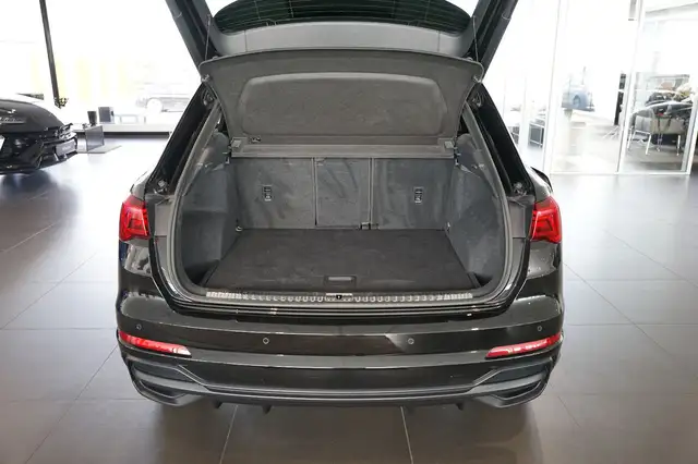 Audi Q3 view 6