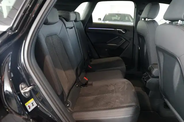 Audi Q3 view 11