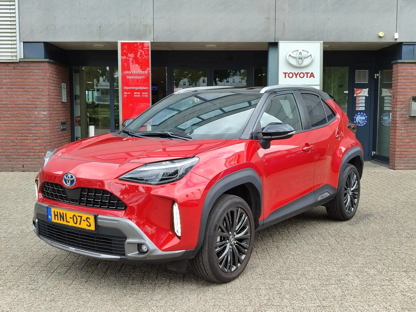 Toyota Yaris Cross 1.5 HYBRID ADVENTURE HEAD-UP STOEL/STUURVERW. EL-A Rood - 1