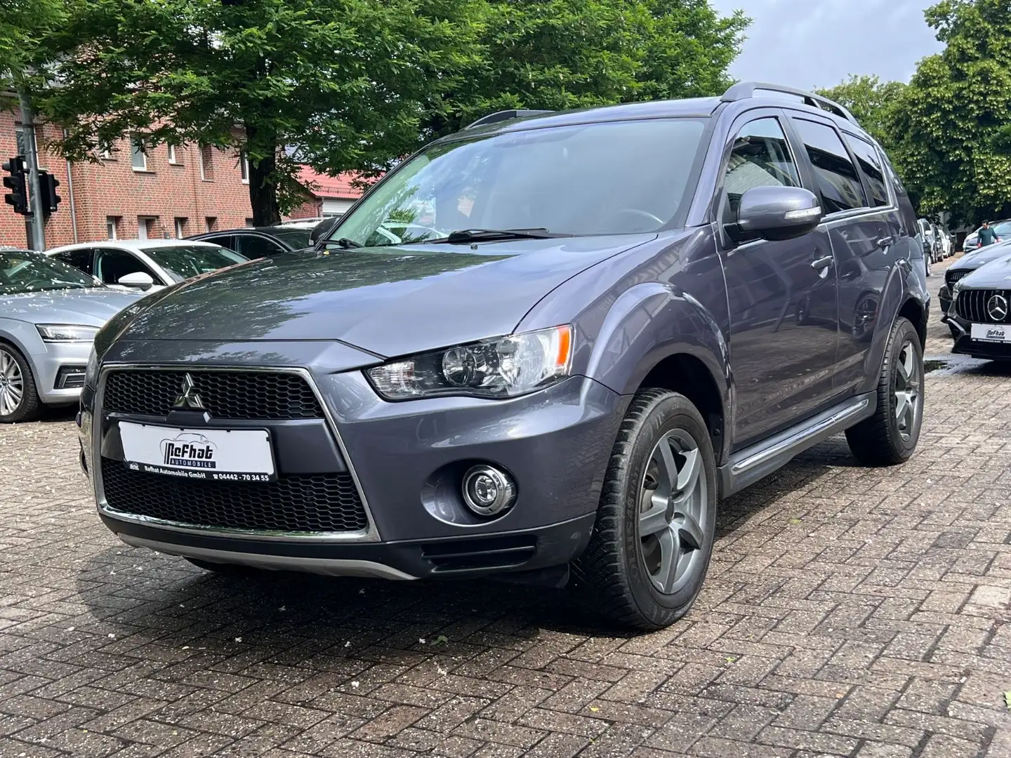 Mitsubishi Outlander Invite 4WD  Automatik Grau - 2