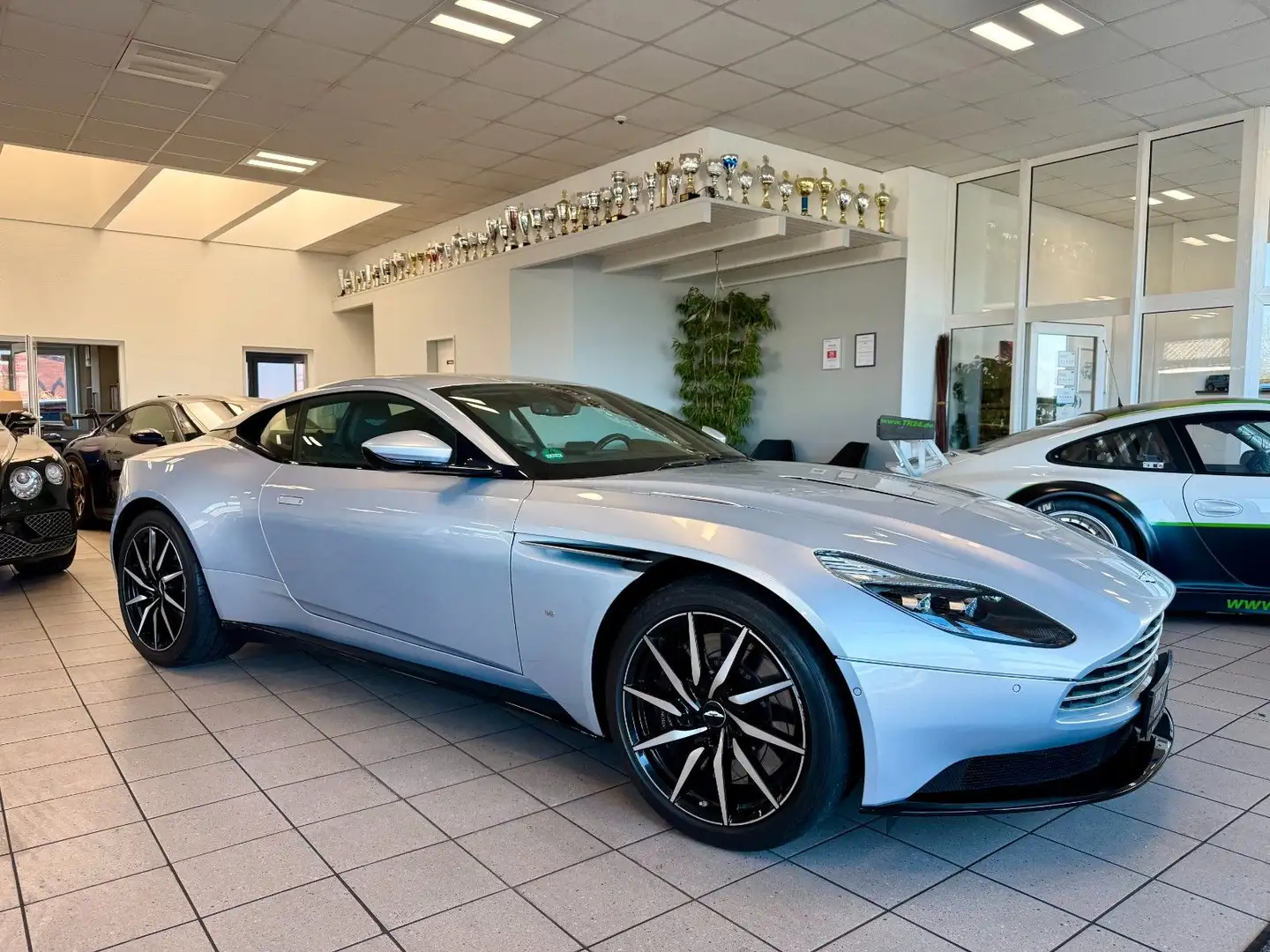 Aston Martin DB11 5.2 V12 Coupé 20Zoll, Black Pack, Klimasitz Silber - 1