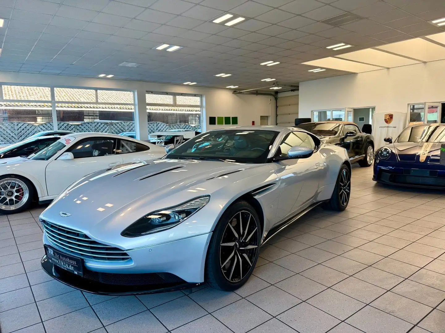 Aston Martin DB11 5.2 V12 Coupé 20Zoll, Black Pack, Klimasitz Silber - 2
