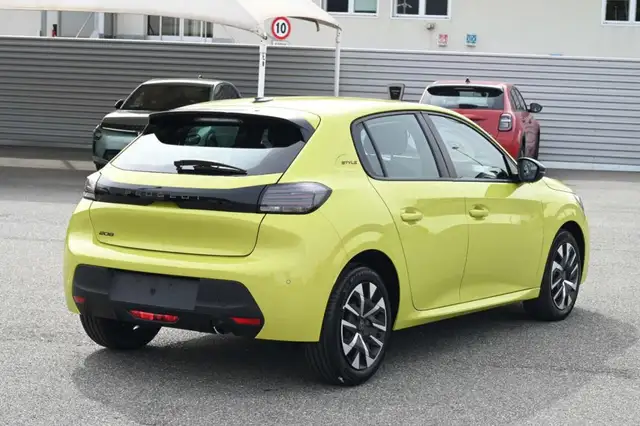 Peugeot 208 view 3