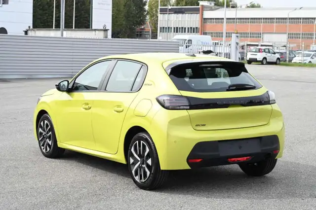 Peugeot 208 view 4