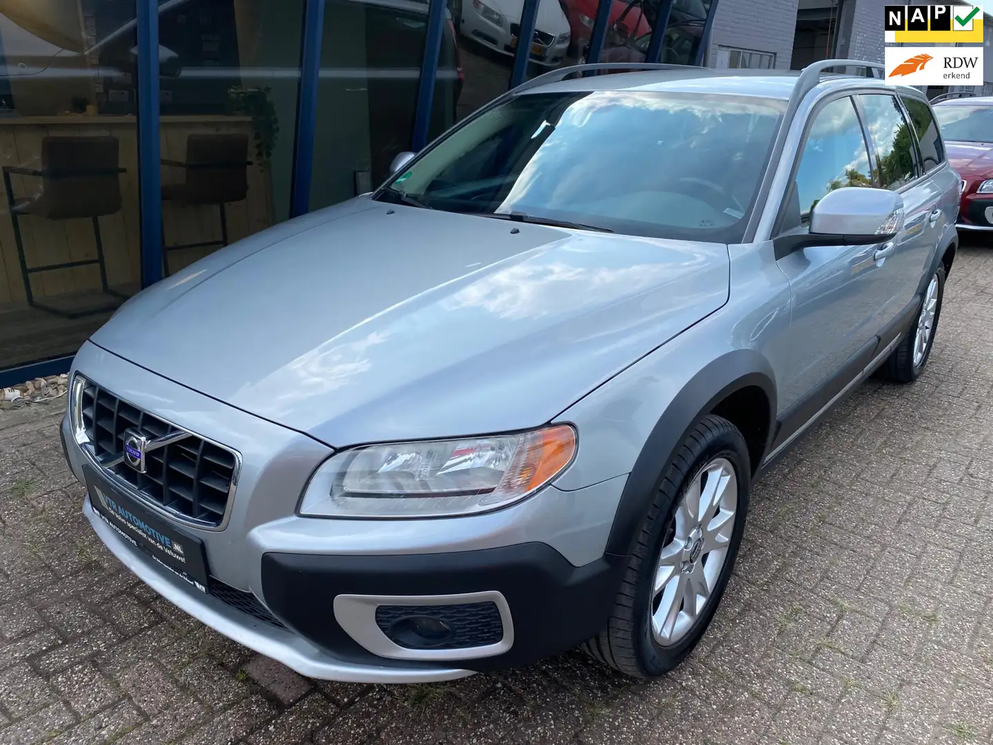 Volvo XC70 3.2 Momentum AWD Automaat LEER / NAVI / TREKHAAK Argent - 1