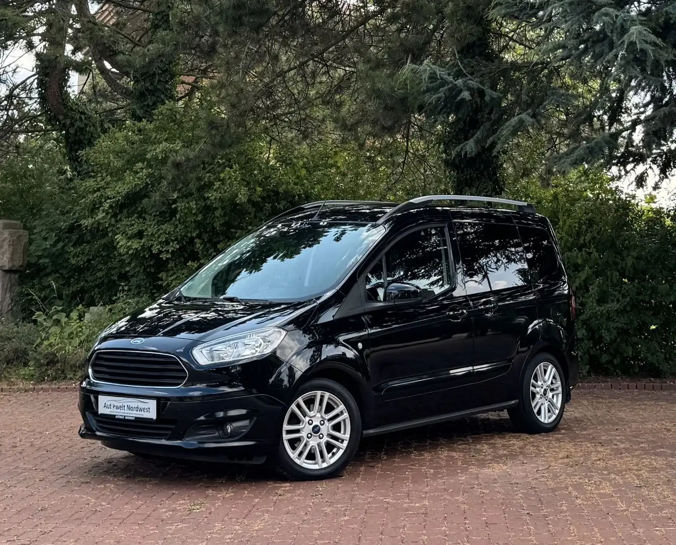 Ford Tourneo Courier Titanium|AHK|TFL|Navi|PDC|Klima! Zwart - 1