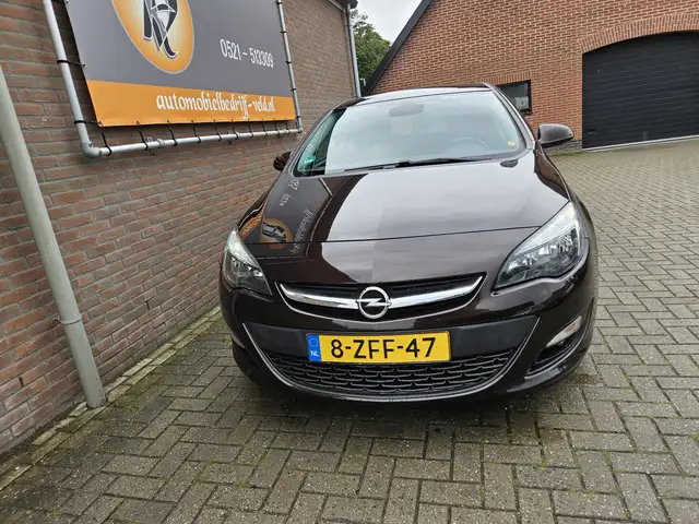 Opel Astra view 2
