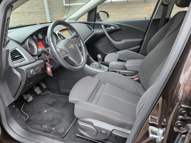 Opel Astra view 5