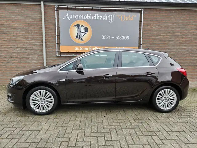 Opel Astra view 3