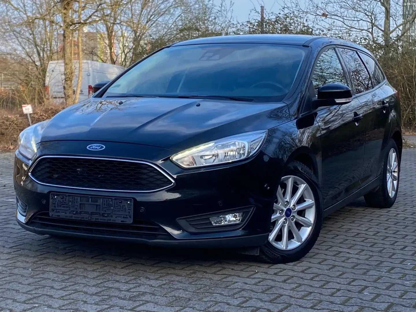 Ford Focus Focus Turnier 1.5 TDCi Automatik Černá - 1