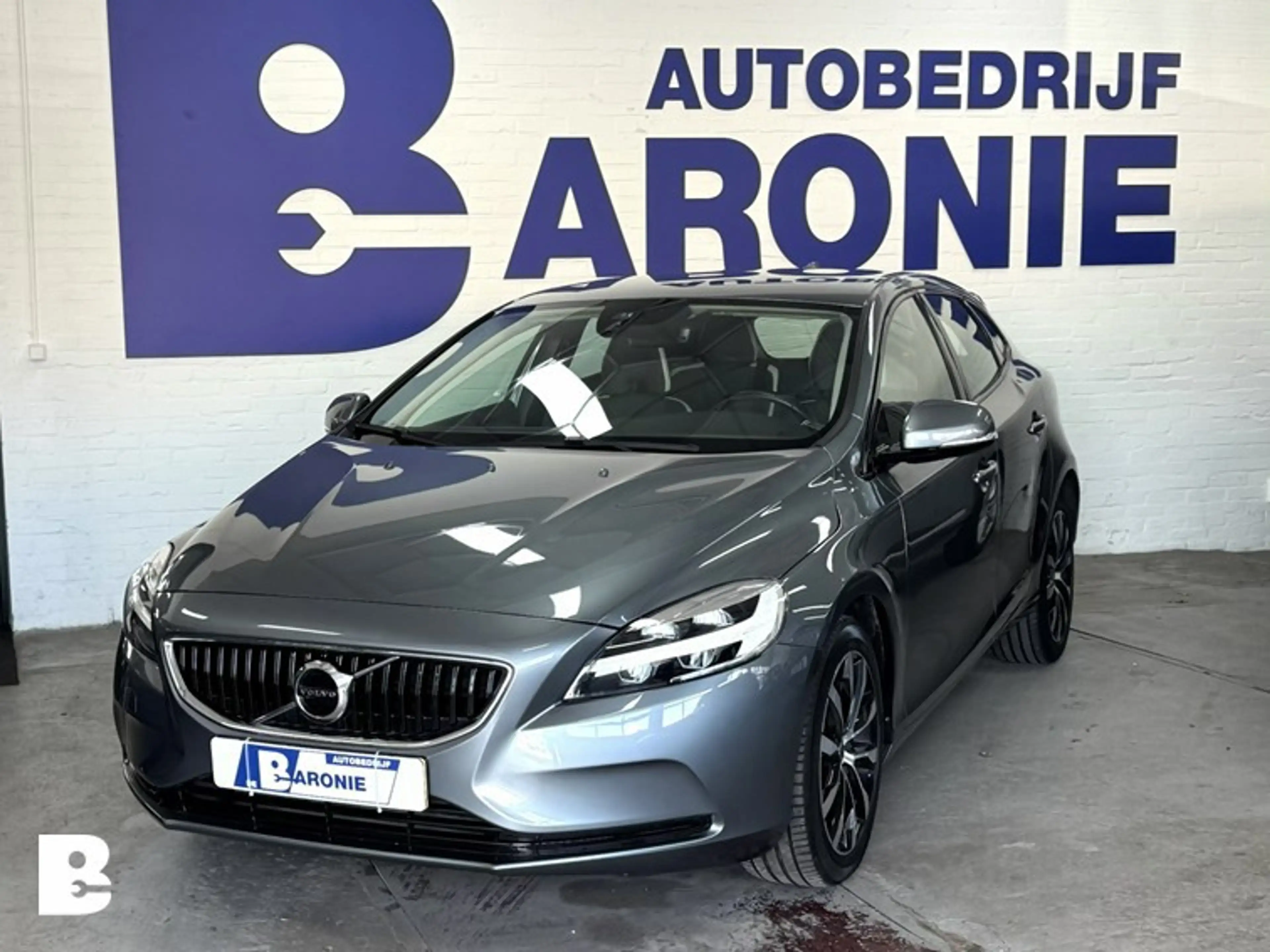 Volvo V40 2.0 T3 Dynamic Edition — photo 2