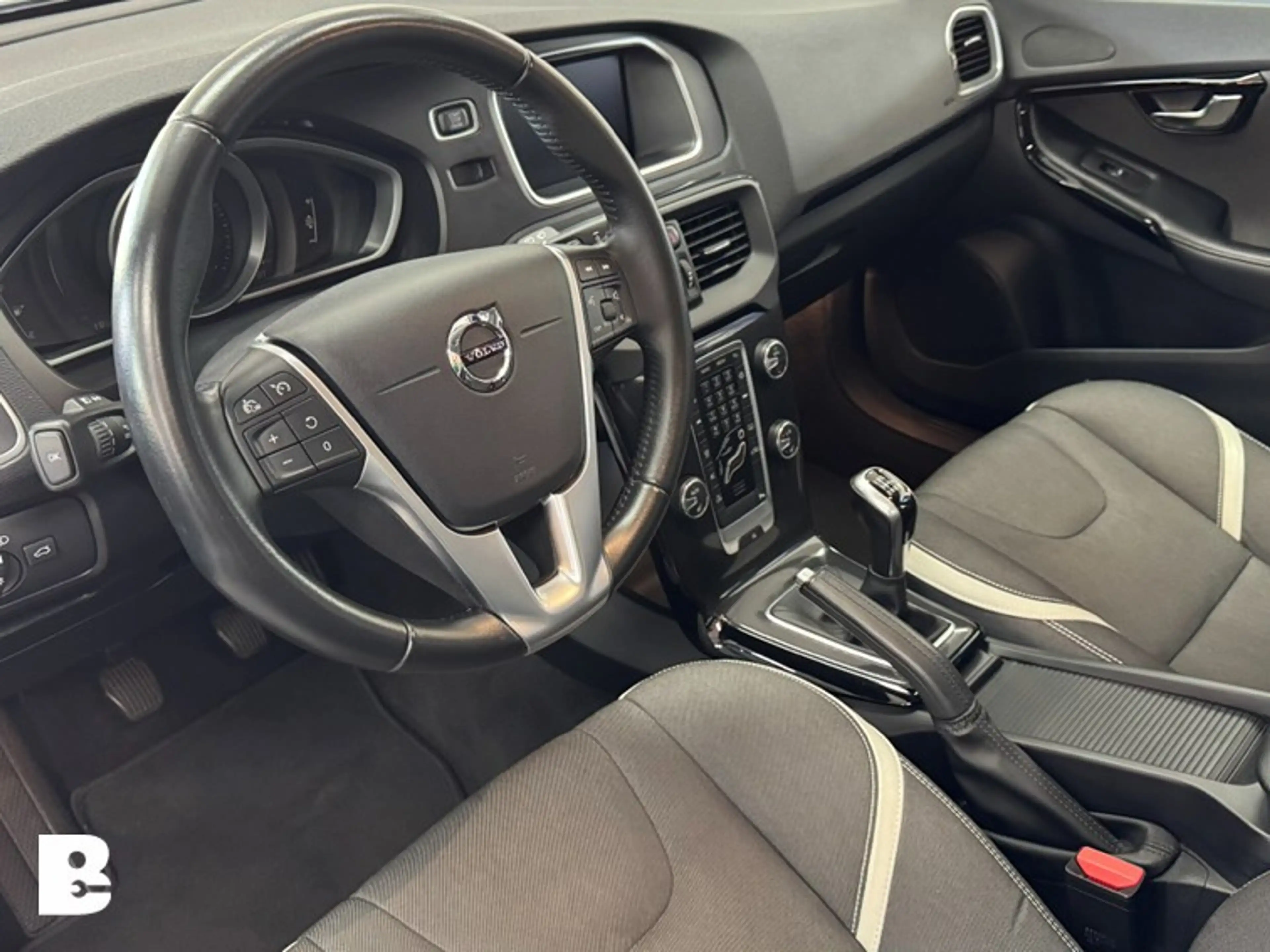 Volvo V40 2.0 T3 Dynamic Edition — photo 15