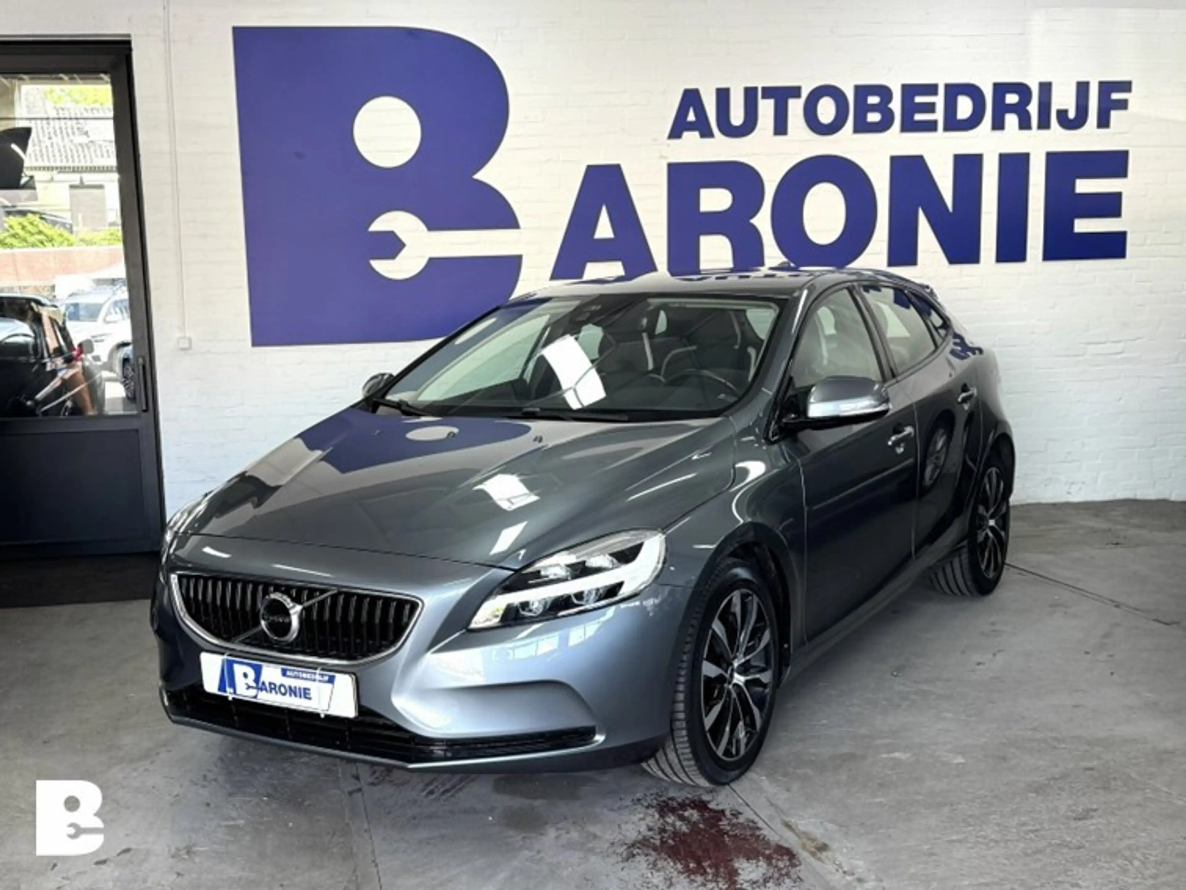 Volvo V40 2.0 T3 Dynamic Edition — photo 3