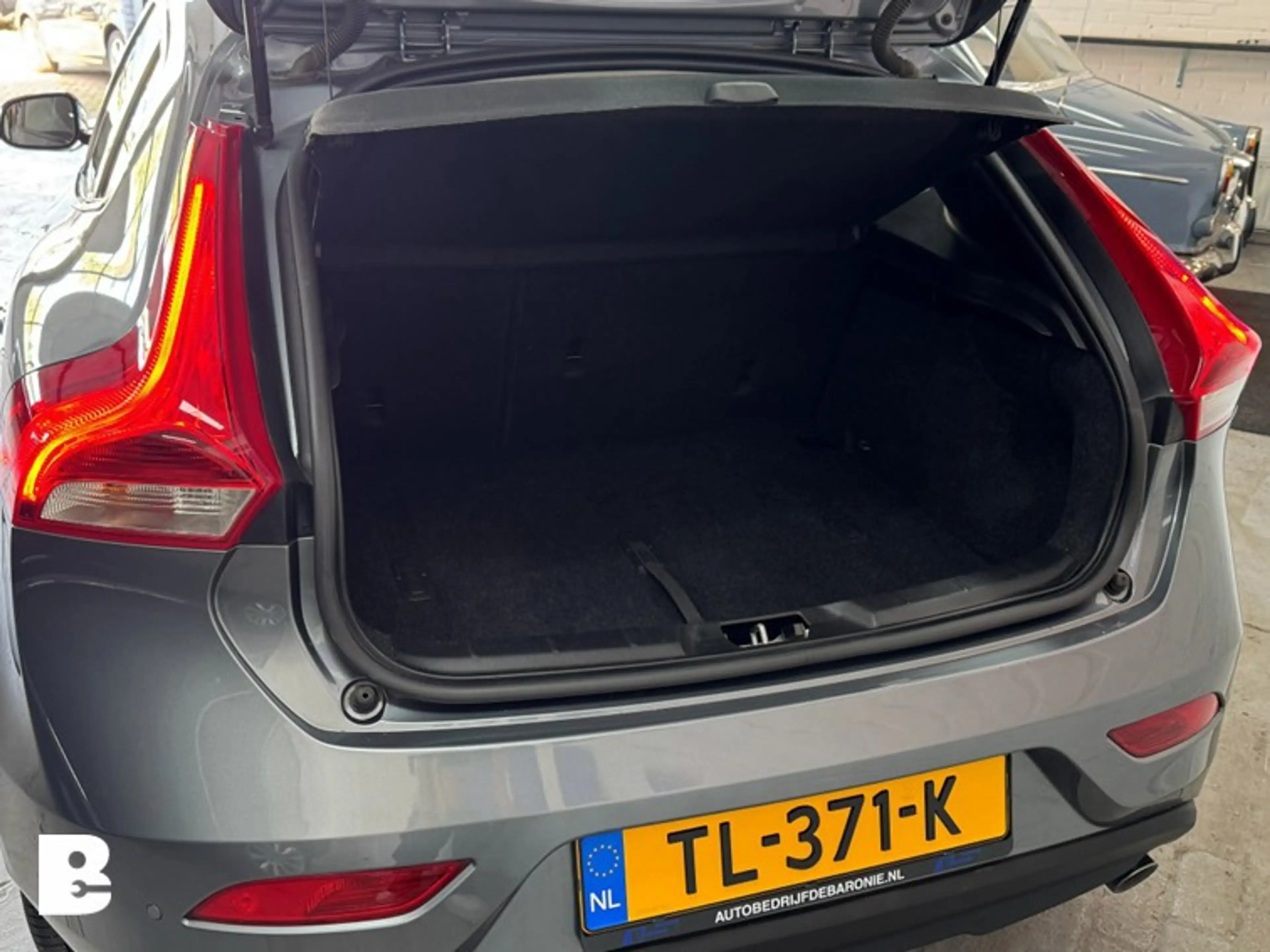 Volvo V40 2.0 T3 Dynamic Edition — photo 14