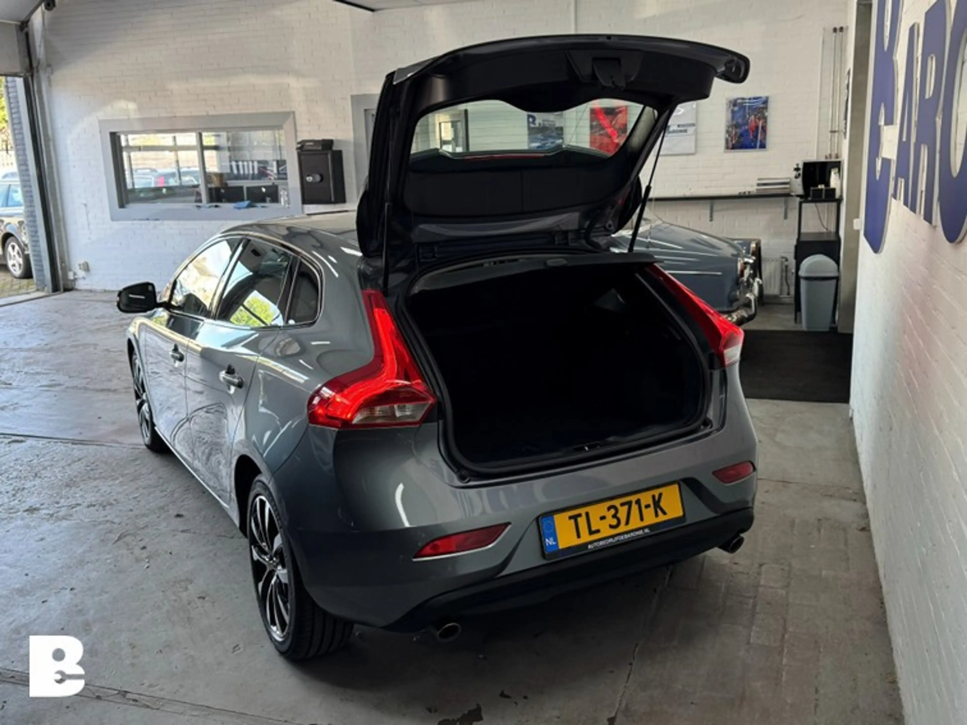 Volvo V40 2.0 T3 Dynamic Edition — photo 13