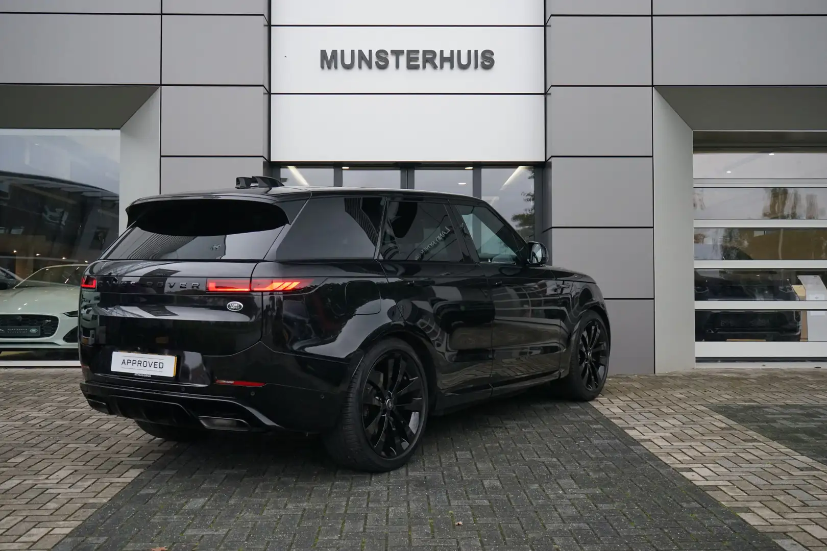 Land Rover Range Rover Sport 3.0 P440e S | Schuif/Kantel Dak | 23 Inch | Sfeerv Negro - 2