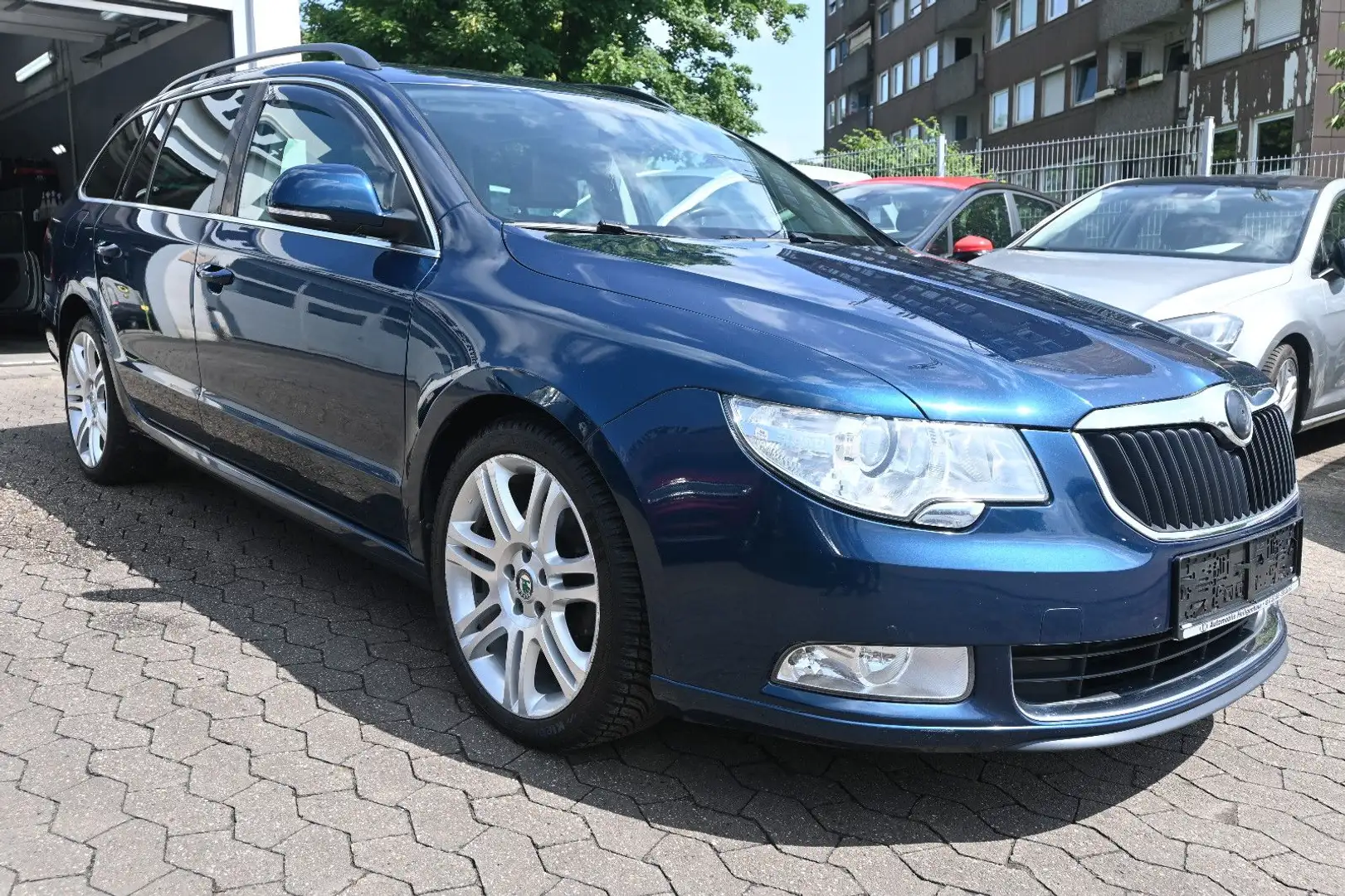 Skoda Superb Combi Ambition*Automatik*Pano*Xenon*Leder Blauw - 2