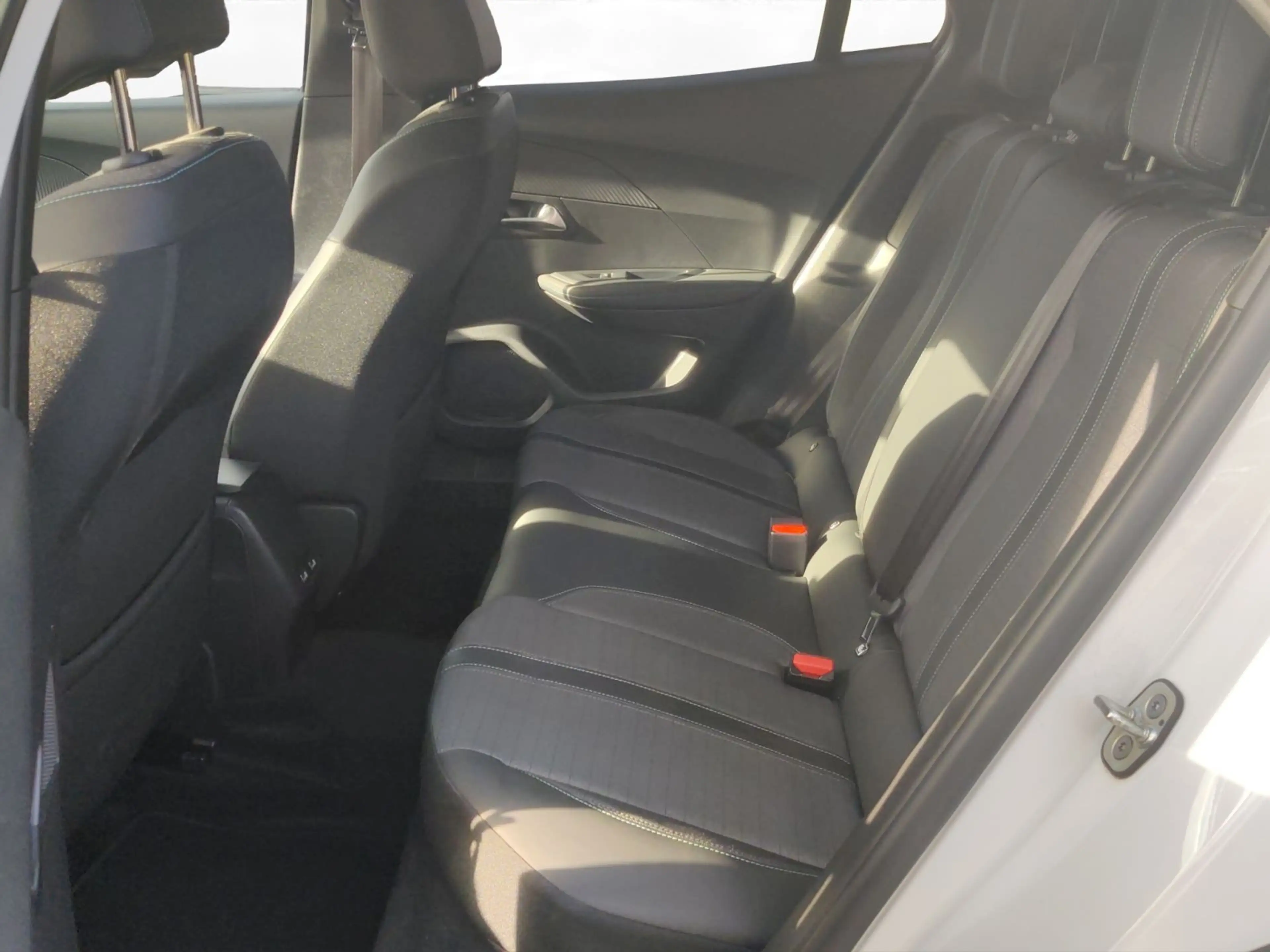 Peugeot 2008 Allure Pack Elektro 98,3% OB-Charger Kamera — photo 10