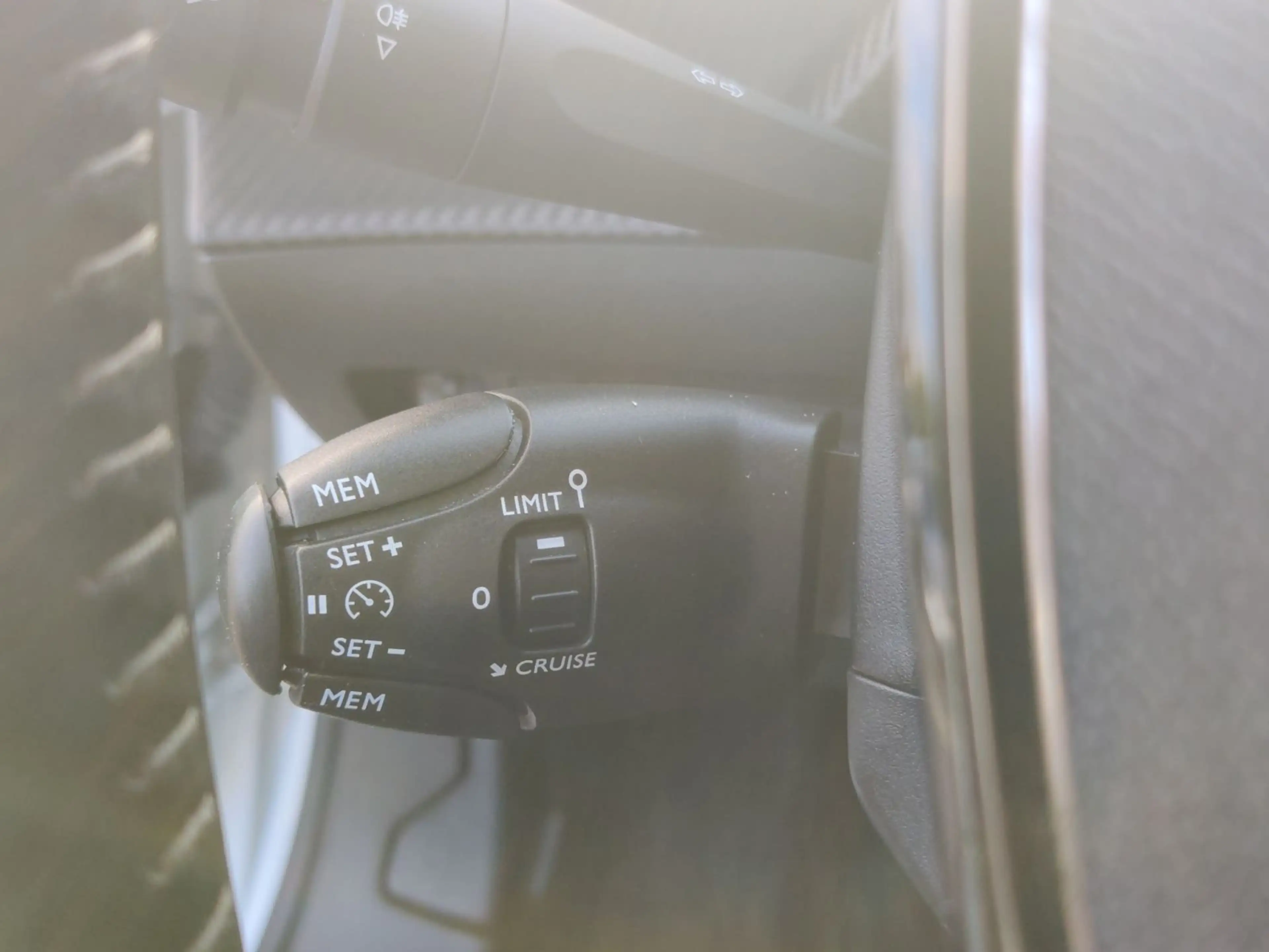 Peugeot 2008 Allure Pack Elektro 98,3% OB-Charger Kamera — photo 14