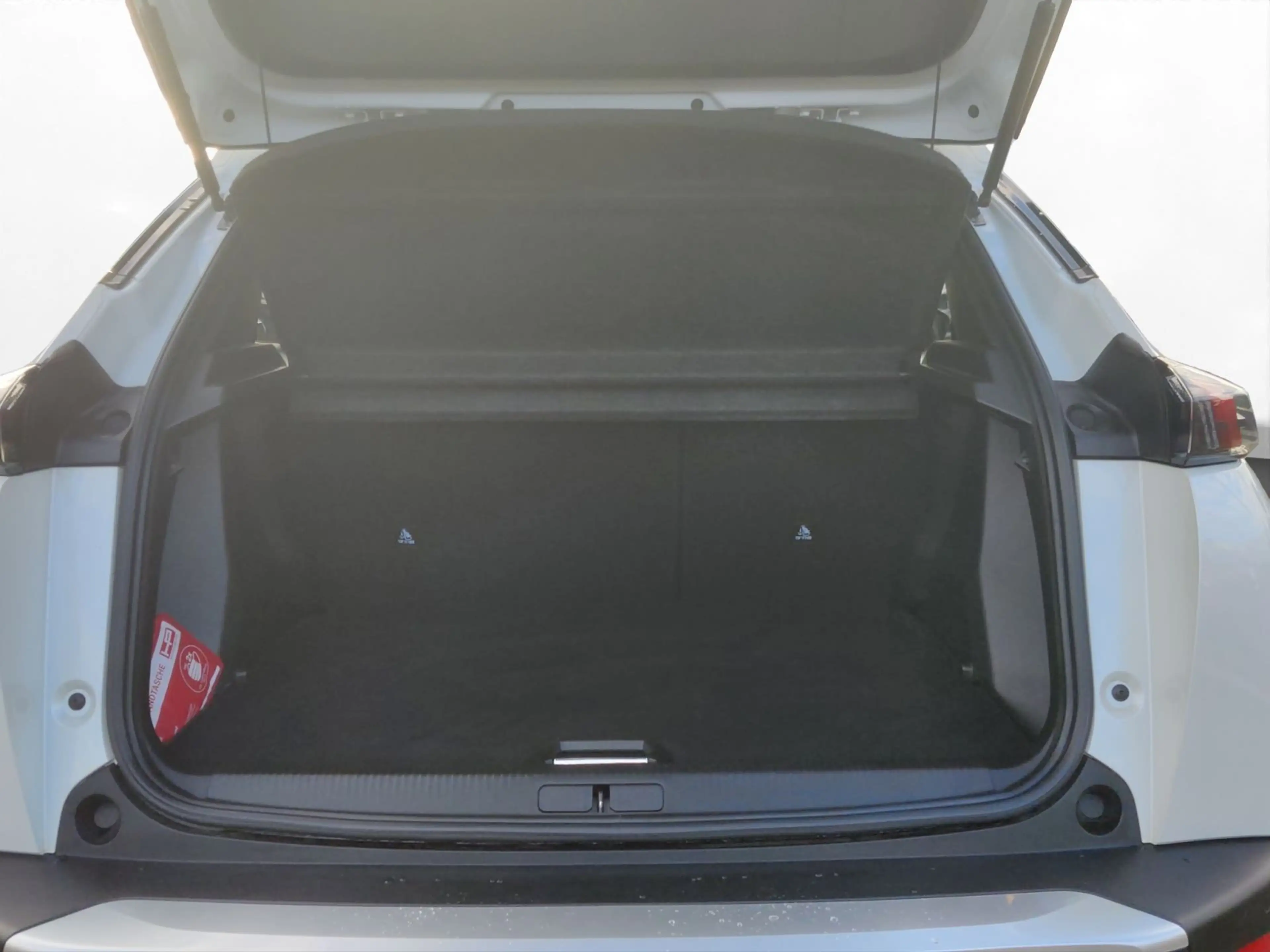 Peugeot 2008 Allure Pack Elektro 98,3% OB-Charger Kamera — photo 6